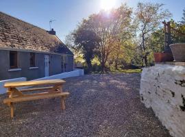 Converted Stables at Peaceful Family Farm Stay, hotell i Pembrokeshire