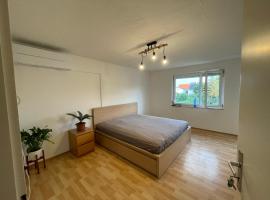 Sonnige 3 Zimmer Wohnung mit schönem Balkon im Grünen, hótel í Reutlingen