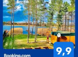Makosieje Resort - komfortowy domek 30m od jeziora,ogrzewanie,wi-fi,widok na jezioro, אתר נופש בMakosieje