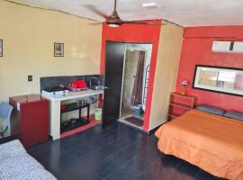 Super cheap Loft style apartment in Merida Wifi Smartv, hotel din Mérida