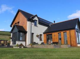 The Cottage - spacious getaway with stunning views, hotel with parking in Auchenblae