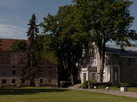 ŻAR - Dworek w Żarnowcu，位于Żarnowiec的自助式住宿