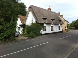 Quirky 18th Century Thatched Cottage, hotel with parking in Great Staughton