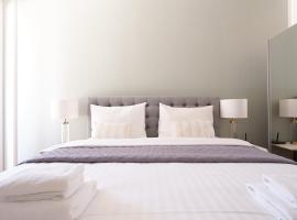 Exclusive 2-Bedroom condo with Pool & Balcony, Hotel in Wien