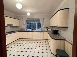 Charming 3 bed Bungalow, holiday rental in Bromley