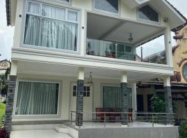 Villa Dalia Puncak Na6-18, hotel in Cikundul