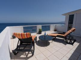 Spacious house with huge terrace facing the sea, hótel í Bocacangrejo