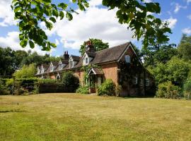 Beeches Cottage - Beautiful Garden - Parking, hotel with parking in Handcross