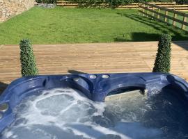 Luxury Cottage, views of the Lakes with Hot Tub, villa in Cockermouth
