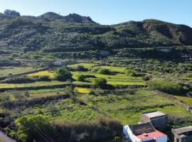 Casa rural con chimenea, barbacoa,WiFi gratuita y vista jardin y montana