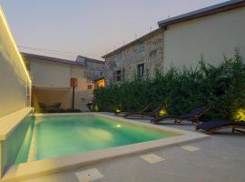 Authentic Istrian Villa Stazione with Pool, Hotel in Čabrunići