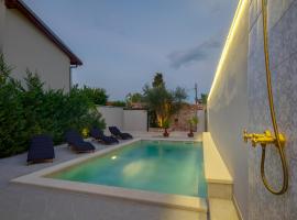 Authentic Istrian Villa Stazione with Pool, hotel dengan parkir di Čabrunići