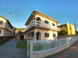 Casas na avenida da Praia da Ferrugem REF 55, hotel v destinaci Garopaba