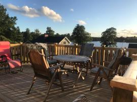 Välutrustad stuga med vacker sjöutsikt, vacation home in Urshult
