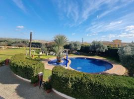 Finca exclusiva (10.000m2) para 10-17 personas, pet-friendly hotel in Seville