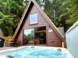 Bonnie Lodge-Lochside Location with Hot Tub, hotel in Invergarry