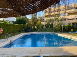 Nice ground floor apartment- 2 bedrooms - 450 meters from the beach, hotel v destinácii Cabopino