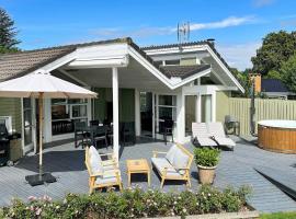 8 person holiday home in Dronningm lle ค็อทเทจในDronningmølle