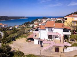 Apartments for families with children Kampor, Rab - 15144，位于拉布的酒店