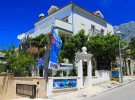 Apartments by the sea Makarska - 15200