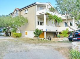 Apartments by the sea Vrsi - Mulo - Zadar - 12519, hotelli kohteessa Vrsi