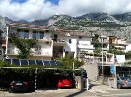 Apartments with a parking space Makarska - 9696