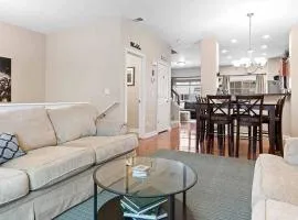 Comfortable Townhouse - Short Stroll to Notre Dame
