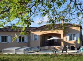 Villa de charme avec piscine couverte et 2500m2 de terrain, hotel u gradu 'Lablachère'