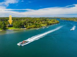 Punt House - riverfront home with ramp access, hotel di Dunbogan