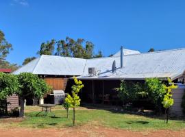 Talbot - Rustic style accommodation with Mod Cons，Hoddy Well的農莊