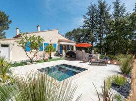 Villa de charme avec piscine chauffée & cigales, holiday rental in Poulx