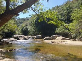 Lumiar Eco Lodge - Chalé Telhado Verde, hótel í Nova Friburgo