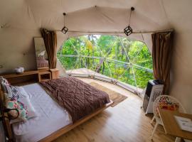 Birds eye Estate, glamping domes, hotel din Avathi
