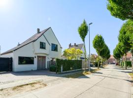 Luxe villa vlak aan bos vlotte verbinding Brugge, vacation home in Loppem