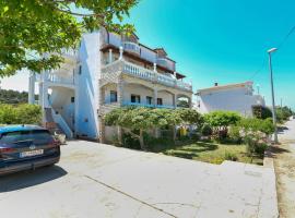 Apartments and rooms by the sea Tkon, Pasman - 336, ξενώνας σε Tkon