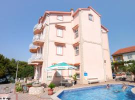 Family friendly apartments with a swimming pool Kraj, Pasman - 334, πολυτελές ξενοδοχείο σε Kraj