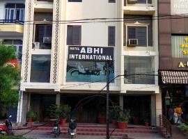 Hotel Abhi international, hotell i Pathānkot