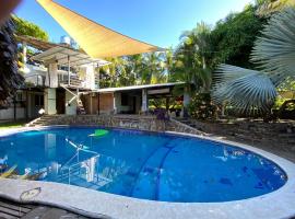 Lote 44 Guesthouse, hotel sa El Zonte