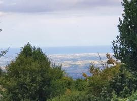 villetta indipendente con panorama da mozzafiato, מלון זול בBrittoli