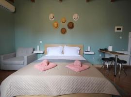 Pikinas Studios near ATH airport, hotel with parking in Markopoulo