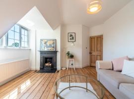 Pass the Keys Victorian Flat A Stones Throw From Hampton Court, hotel in East Molesey