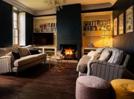 Upside house Beautiful 5 bedroom house sleeps 13 with hottub, games room and garden near Bath, hotel v destinaci Shepton Mallet