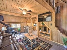 Rustic Florissant A-Frame with Spacious Deck!, Cottage in Florissant