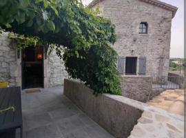 Magnifique maison en coeur de Balazuc, proche plages ardèche, casa de temporada em Balazuc