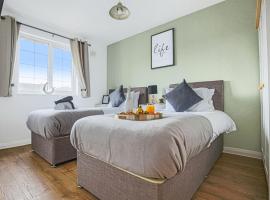 Walnut House - Close to City Centre - Free Parking, Fast Wifi and Smart TVs by Yoko Property, sumarhús í Milton Keynes