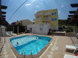 Apartments Romana, hotel a Slatine