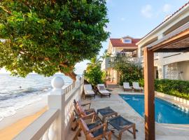 Tres Sirenas Beach Inn