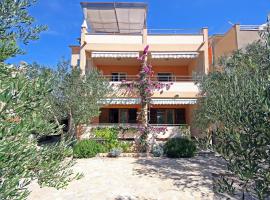 Apartments by the sea Zaboric, Sibenik - 468, Hotel in Zaboric