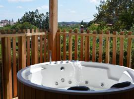 Cabañas Compostela - Cabaña La Catedral con bañera de hidromasaje、サンティアゴ・デ・コンポステーラのキャンプ場