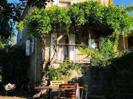 Elégante maison des Baronnies avec grand jardin, atostogų būstas mieste Les Isnières